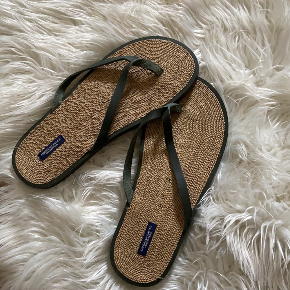 🌿American Eagle slippers size 9